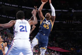 包含欧超杯加时末段走向成谜，那不勒斯豪取连胜，话题不断，轮换策略成焦点的词条