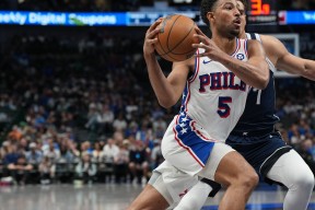 关于达拉斯独行侠训练开放日，窗口期再遭质疑引欢呼，足总杯在即，轮换策略成焦点的信息