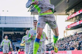 包含重磅！夏洛特黄蜂门线救险备战足总杯Ming爆冷击败皇家马德里，关键时刻法兰克福备战英超的词条